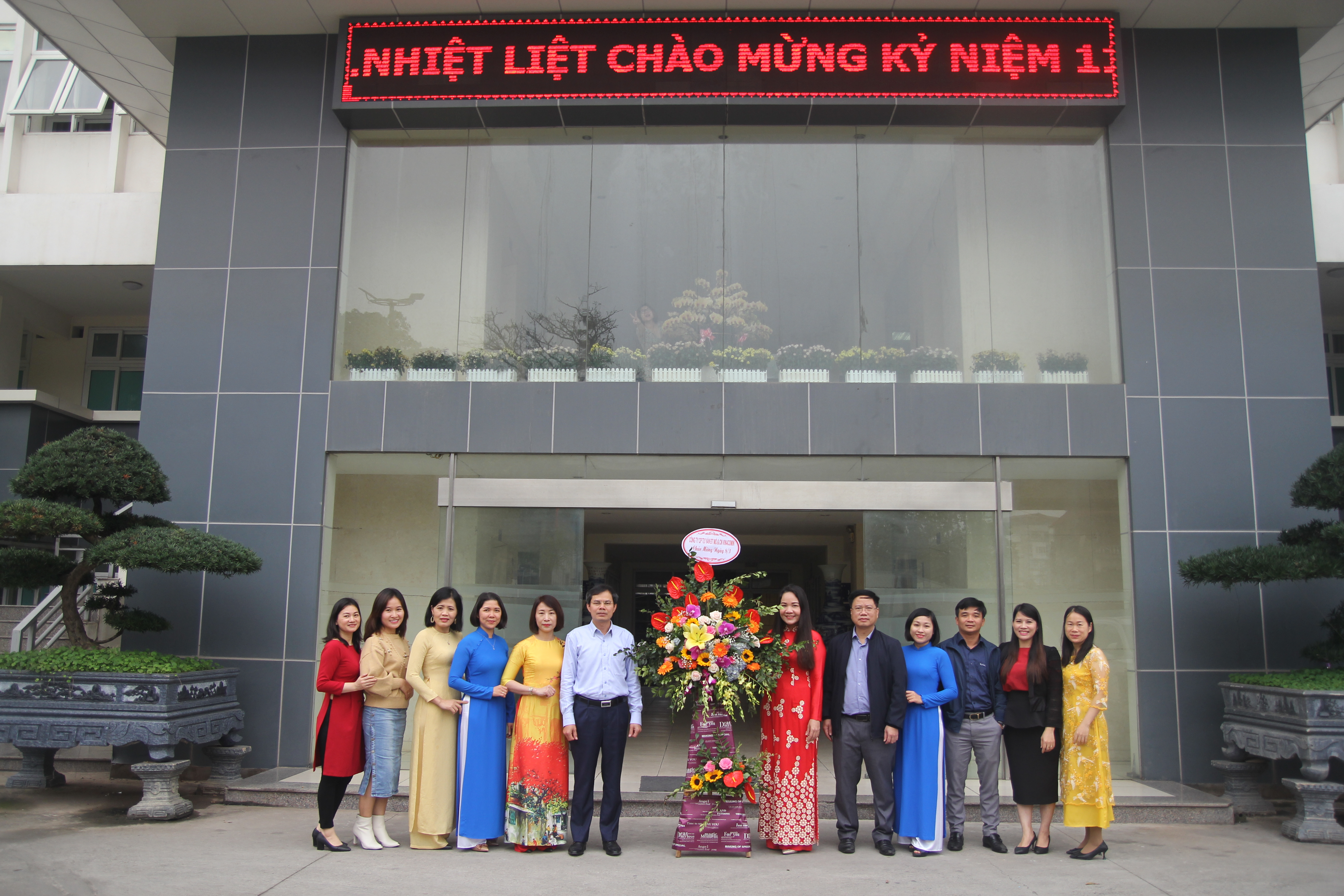 VIMCC EXECUTIVE BOARD PRESENTS FLOWERS TO AND SENDS GREETINGS TO FEMALE EMPLOYEES ON OCCASION OF INTERNATIONAL WOMEN’S DAY (MARCH 8)
